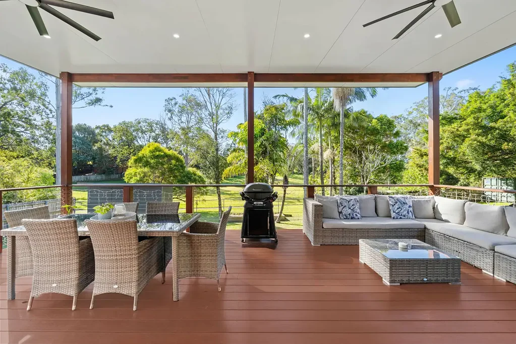 Molendinar 3房  Fully Renovated Family Entertainer on a Rare Useable Flat Block Backing onto Parkland