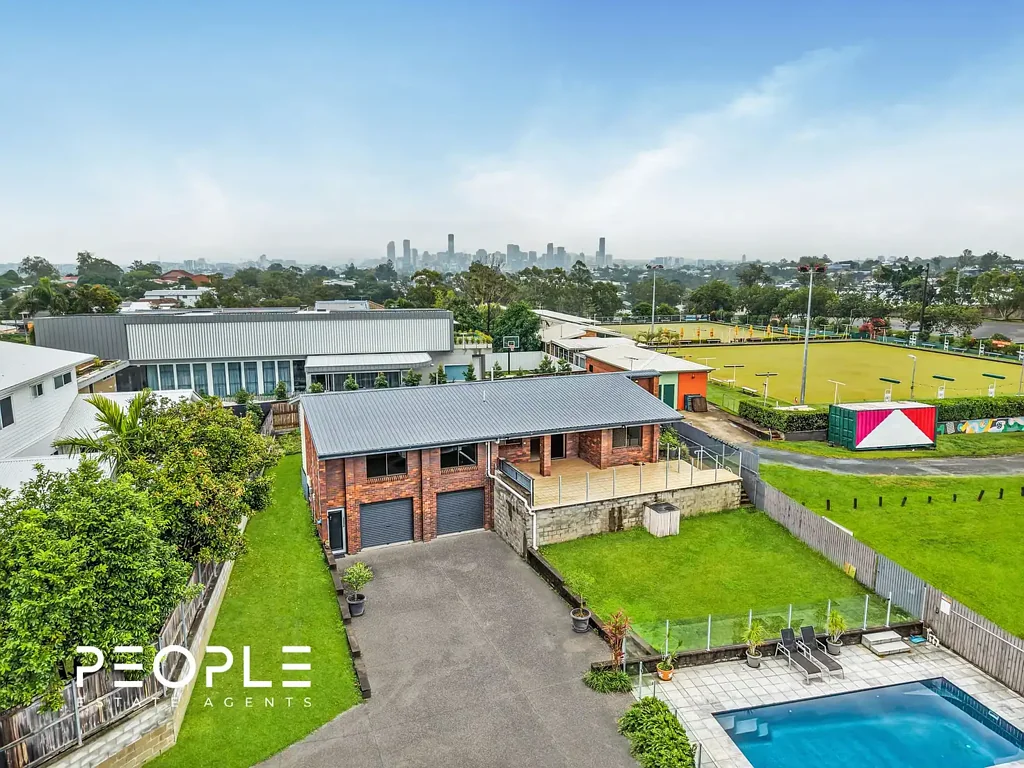 Camp Hill 4房 Camp Hill阔地1014m² 私密街后位置 1980年代砖房 游泳池 户外娱乐区 近公园设施 多车位选择 Blue Chip Location on 1014m2 with Potential City Views