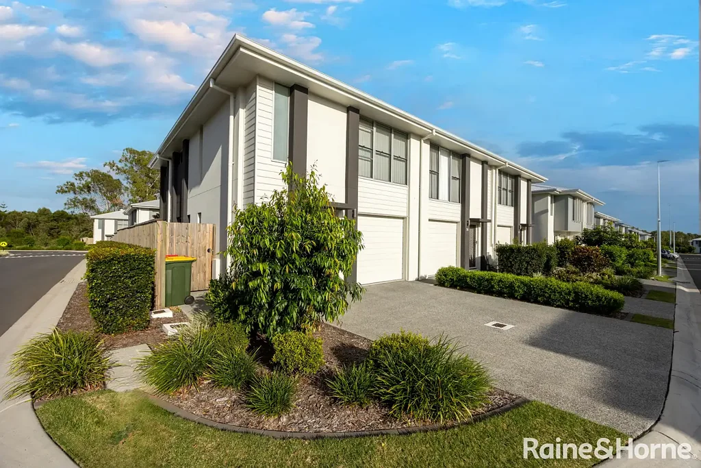 NEAR NEW TOWNHOUSE WITH DOUBLE DRIVEWAY AND SINGLE GARAGE