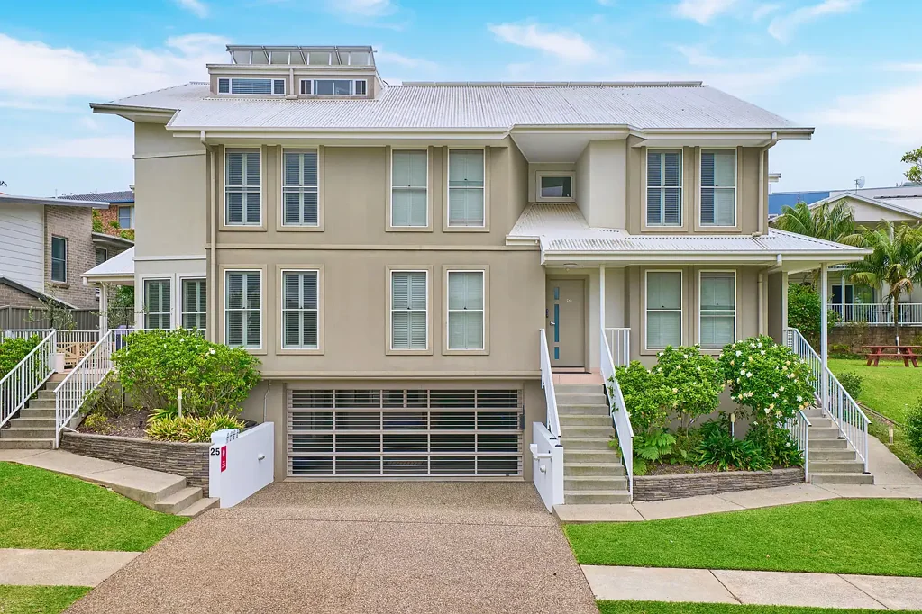 SUPER CENTRAL WITH BEAUTIFUL PRESENTATION - FULLY FURNISHED!