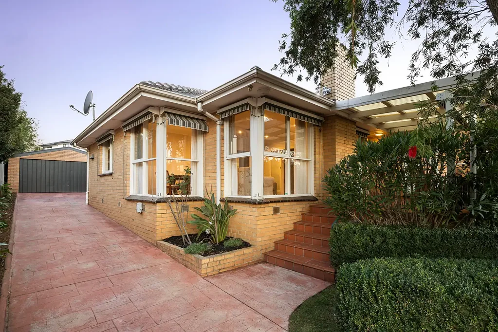 Mount Waverley 3침실 Family Space, Modern Comfort and an 863sqm Opportunity in the MWSC Zone