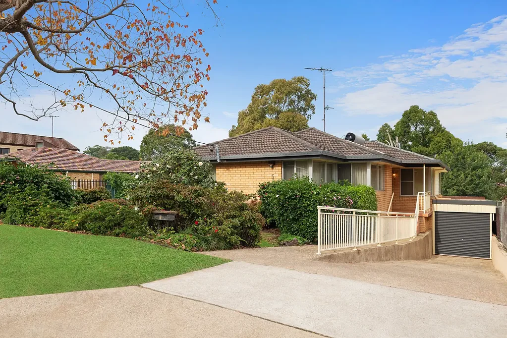 Roselands 4部屋 Beautiful Family Home with Sublime Entertaining in Cherished Address