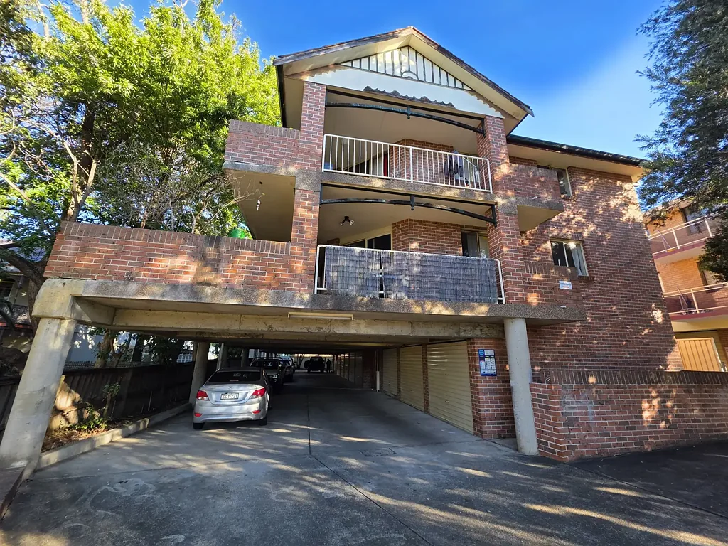 FRESH 2 BEDROOM APARTMENT IN IDEAL LOCATION!