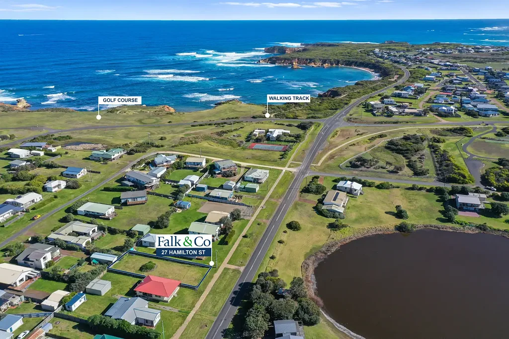 Peterborough CENTRAL FLAT ALLOTMENT IN THE MIDDLE OF THE ACTION ON THE GREAT OCEAN ROAD