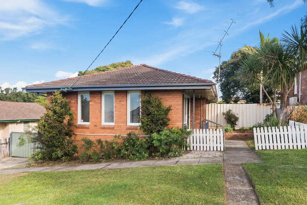 Charming 3-Bedroom Family Home in Koonawarra!