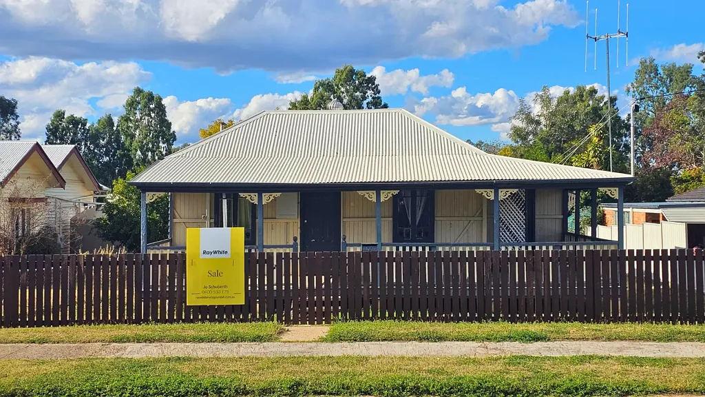 Gayndah 2 Bedroom Charming Early Timber Workers Cottage in Gayndah