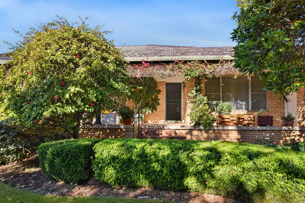 Gunnedah 3침실 Peaceful Family Living with Poolside Appeal in a Quiet Cul-de-Sac