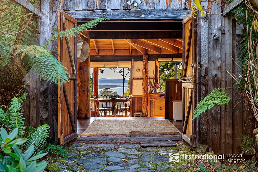 Adventure Bay 2 Bedroom 'Driftwood' - An Artistic Haven with Iconic Isthmus & Ocean Views!