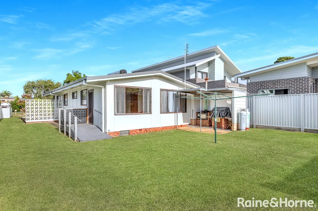 Shoalhaven Heads 2 Slaapkamer Coastal Cottage Charm with Endless Potential in the Heart of Shoalhaven Heads