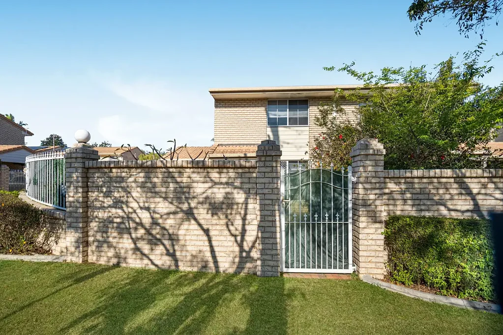 Springwood 2ਬੈੱਡਰੂਮ Convenient Townhouse in a Secure Complex