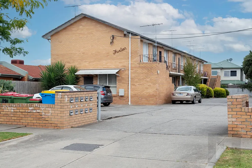 Low maintenance 1 bedroom unit