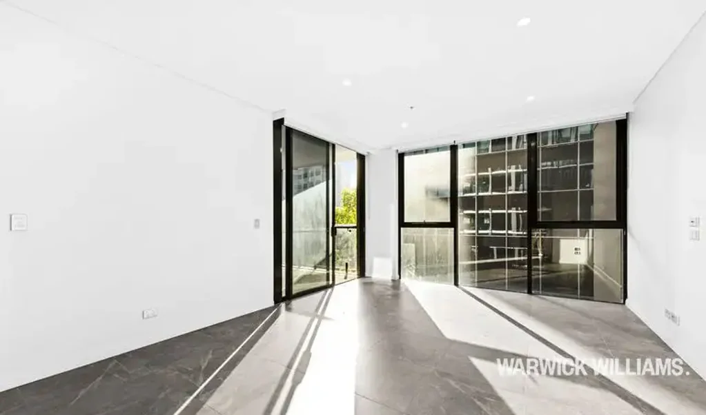 SPACIOUS LIGHT-FILLED MODERN BRAND NEW APARTMENT