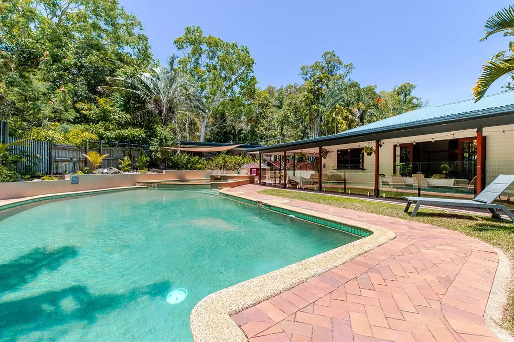 Oak Beach 6房  3 in 1 Opportunity - House, Cottage & Council Approved Subdivision