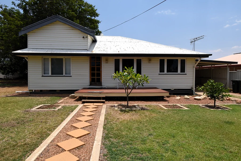 Longreach 4Moenga Charming home on corner block