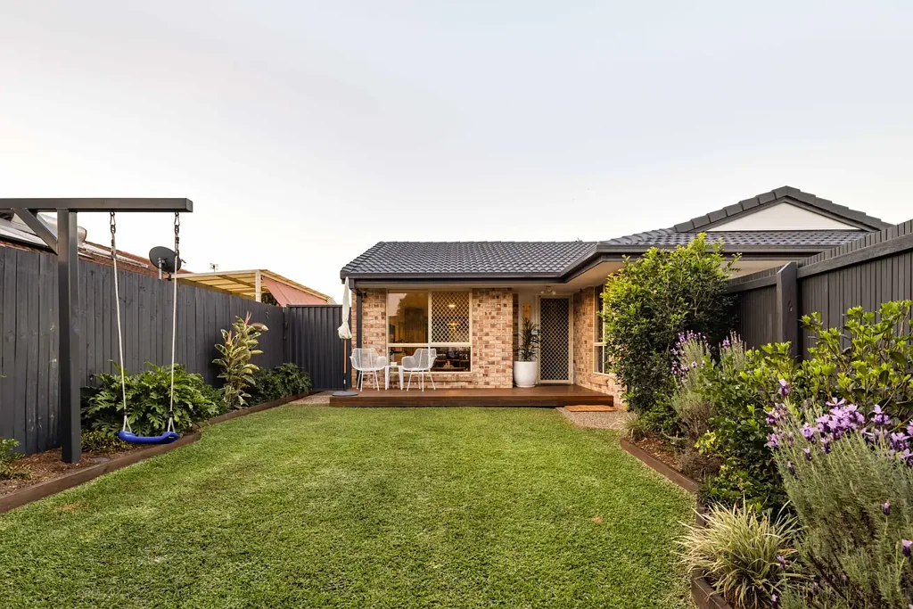 Varsity Lakes 3ਬੈੱਡਰੂਮ Beautifully Reimagined Family Home with Private Gardens and Independent Street Frontage
