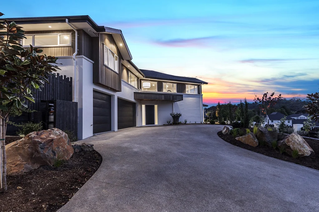 Luxury 6-Bedroom Family Home with Stunning Water Views – Greenhithe  Minor Dwelling Also Available