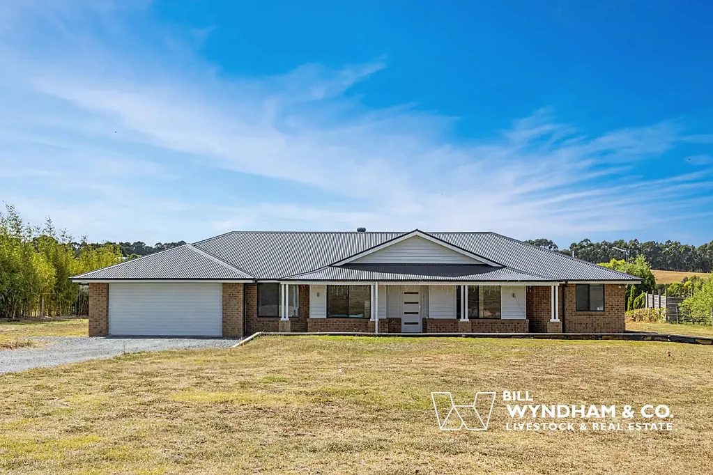 Spacious Family Living on Nicholson River Frontage
