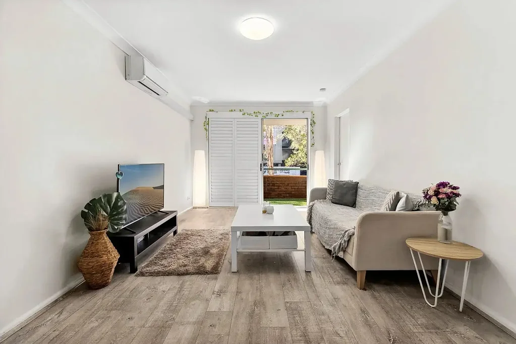 Contemporary Three-Bedroom Apartment in Ultra-Convenient Location