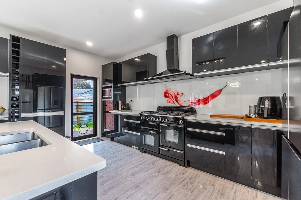 Te Atatu Peninsula 4房 家庭舒适与未来潜力兼得！739㎡永久产权地块+MHU分区，可步行上学！ Family Comfort with Future Potential