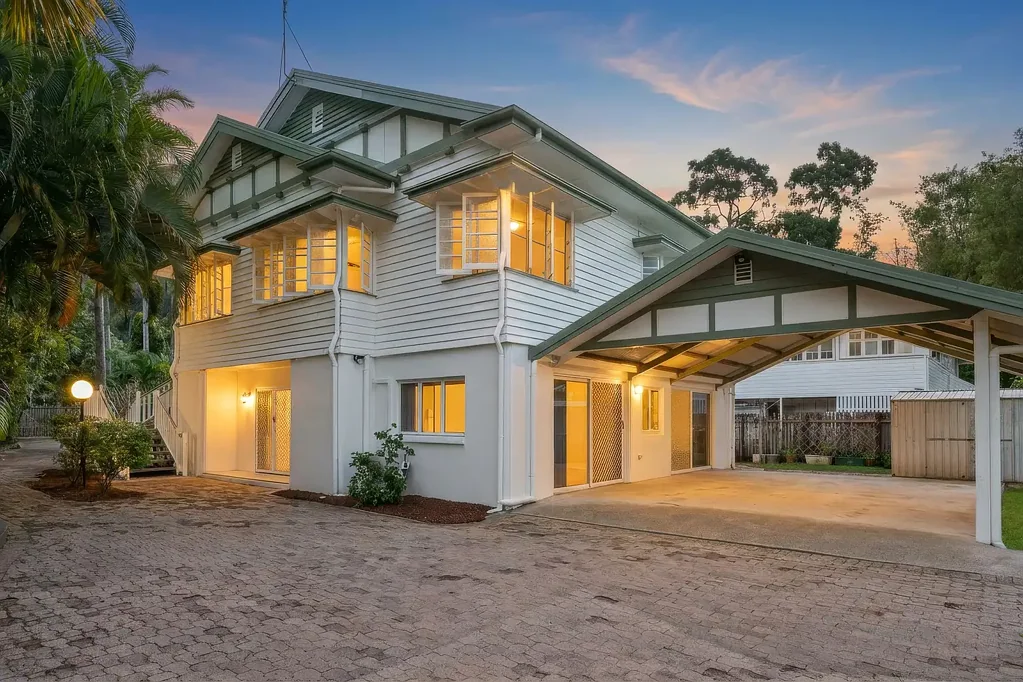 Aeroglen 5房  Character Queenslander on Rare Dual Access 1,022sqm Block
