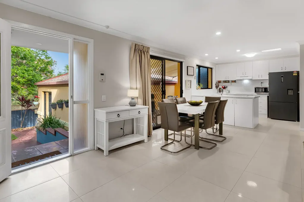 Ashmore 3غرفة نوم Immaculate large, 3 bedroom duplex (only 1 of 2) hidden away on a quiet cul-de-sac