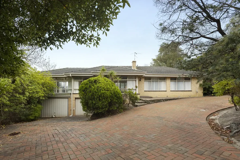 Frankston South 3房 经典现代主义 2813平米转角地 邻Derinya名校 原始设计怀旧行情 双临街潜力巨大 学区珍宝 Mid-century possibilities within a family-focused pocket