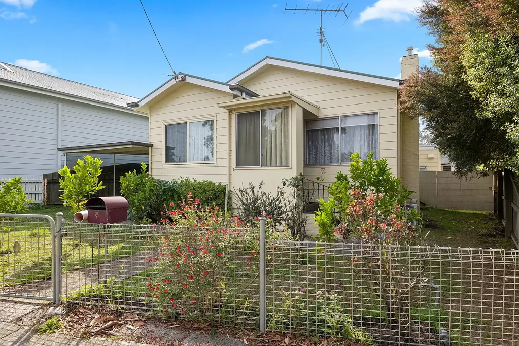 Korumburra 3બેડરૂમ The Brief: A Sweet Home, an Incredible Garden & an Affordable Price