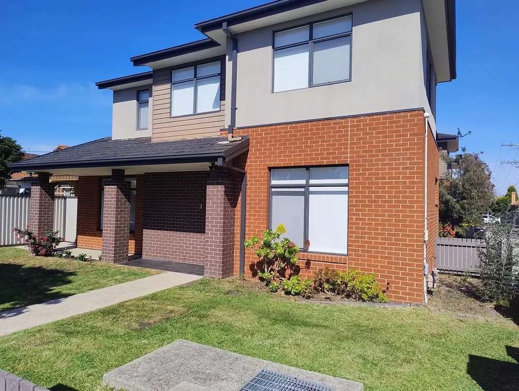 SHARE HOUSE - Bedroom available >3months - Fully furnished with all bills included!