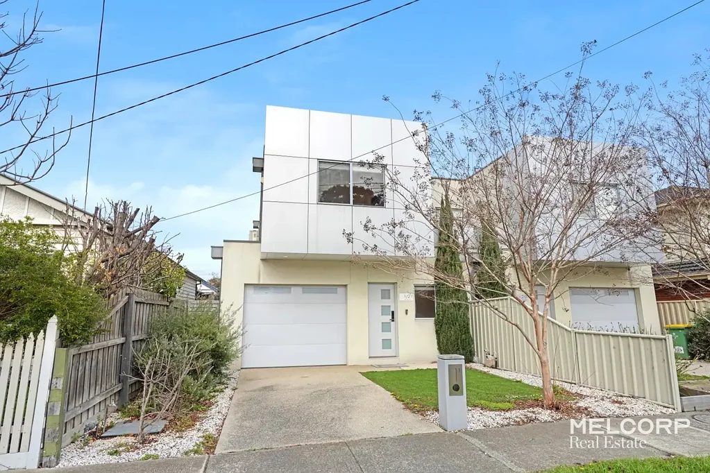 UNFURNISHED – CONTEMPORARY 3BED 3BATH TOWNHOUSE