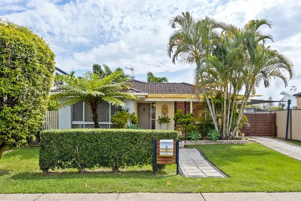 YOUR PERFECT 3 BEDROOM, DUCTED AIR CONDITIONED BEACHSIDE ABODE AWAITS YOU!!