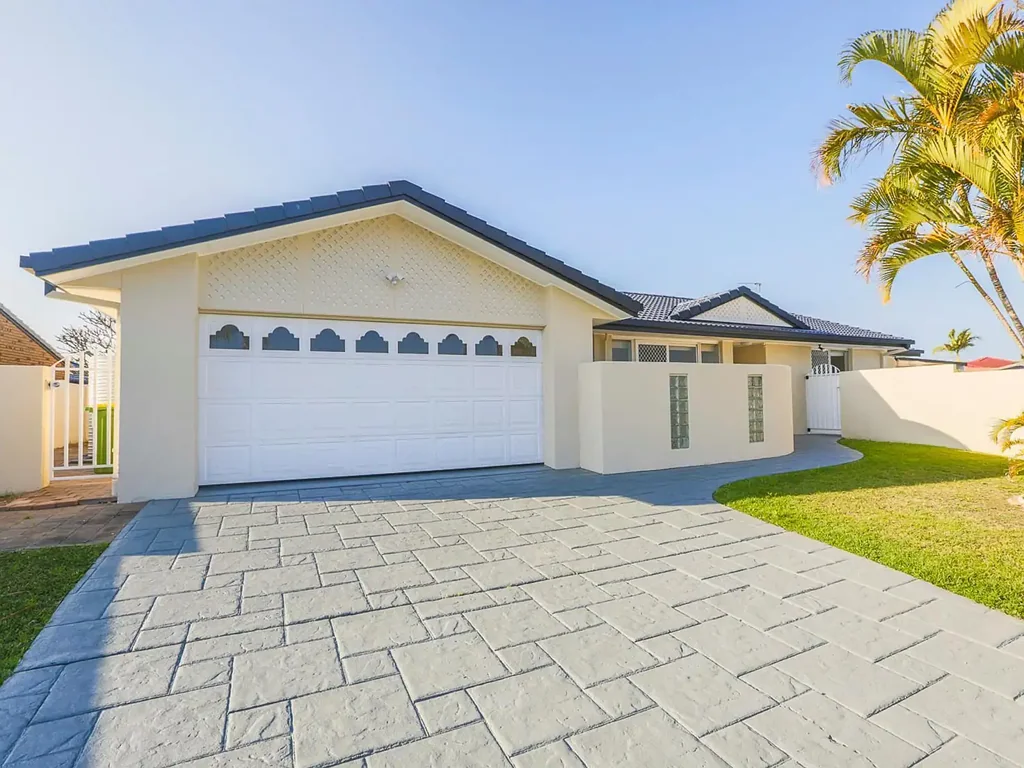 Exclusive family home with in-ground pool!