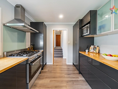 Stokes Valley 4房  SPACIOUS MODERN AND 4 BEDROOMS - A GREAT FIND