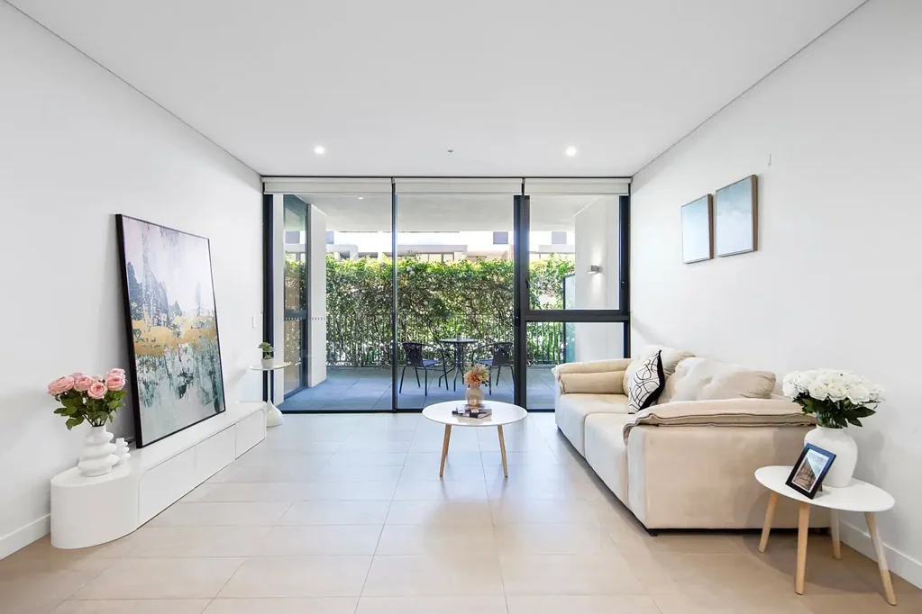 Forest Lodge 2房 Mirvac获奖社区 一楼采光佳 私人庭院 Miele厨房 石材台面 开放式布局 内城区便利 Elegant Ground-Floor Apartment in the Prestigious Harold Park Precinct