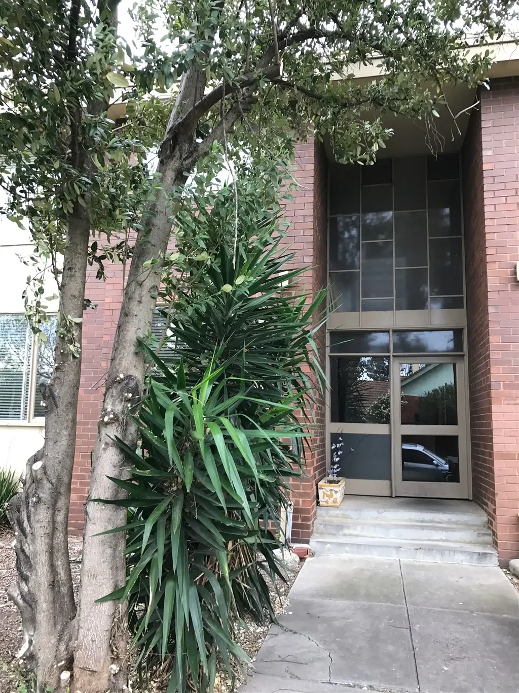 SPACIOUS ONE BEDROOM APARTMENT IN EXCELLENT CONDITION