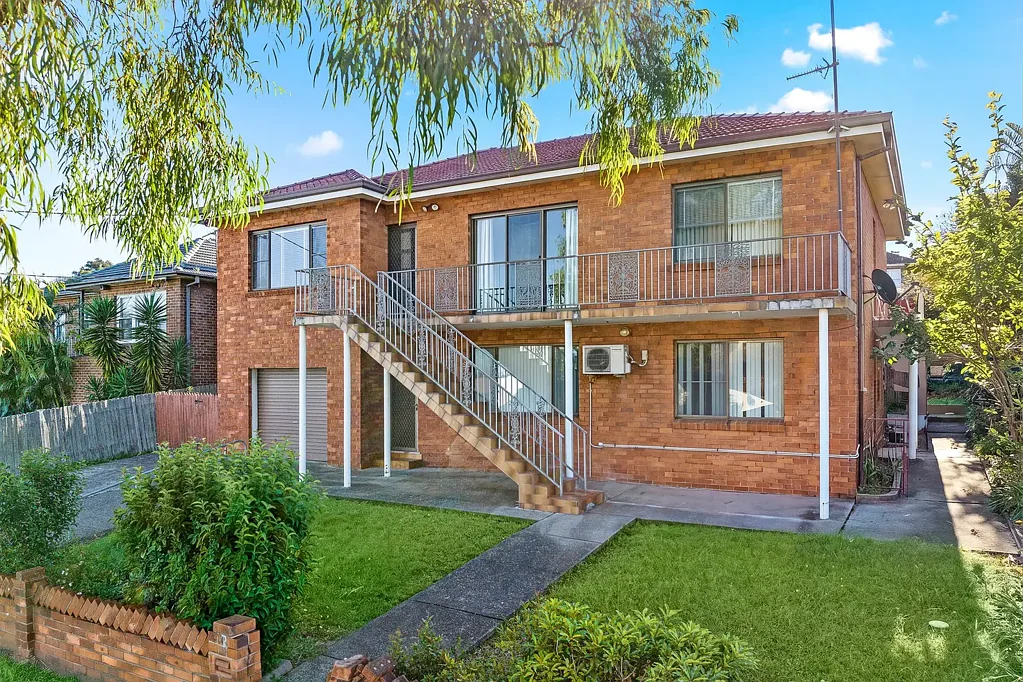 Warrawong 6房 宽敞临街面 18.3米 上下双居布局 多代同堂理想 选址便利生活 Dual Living Opportunity with Strong Income Potential