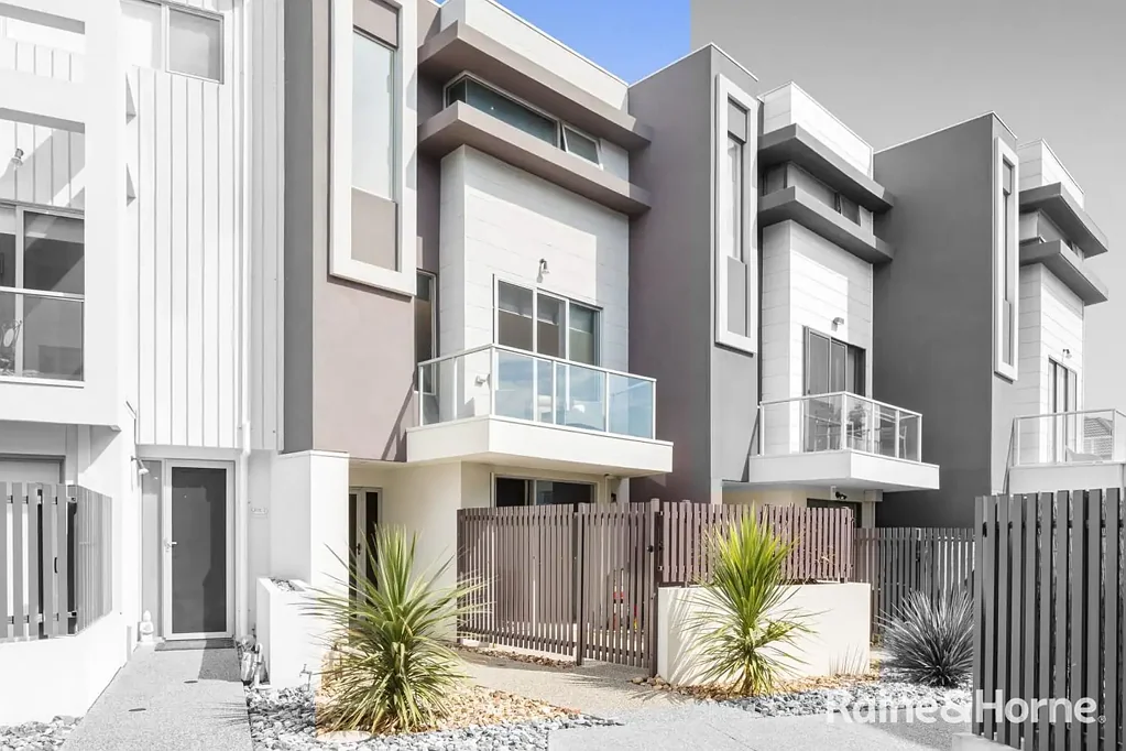 Caroline Springs 3 Bedroom "MODERN TOWNHOUSE LIVING WITH SPACE, STYLE AND CONVENIENCE"