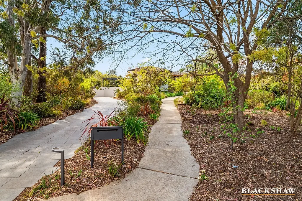 Yarralumla 4 Slaapkamer Liveable luxury with substantial street appeal