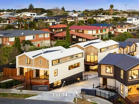 Point Chevalier 3房  Spacious Townhouse with Private Teen Zone