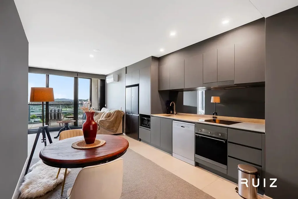 Belconnen 1Kwarto Elevated West-Facing Living in the Heart of Belconnen – Beautiful Views, Afternoon Sunshine & Exceptional Convenience