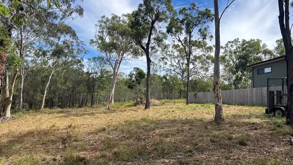 Macleay Island 死胡同私享 701㎡阔地 独特一角 无左邻 水电已通 悠享海湾日落 步行至社区休闲 Bushland Backdrop, Water Connected & Just One Neighbour — Walk-to-Beach Lifestyle