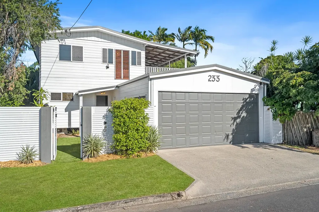 Bungalow 6 Bedroom Tropical Elegance Meets Family Comfort