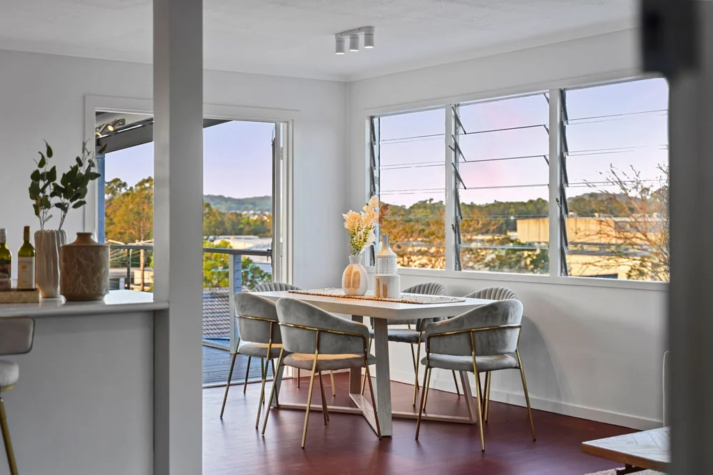 Mansfield 3બેડરૂમ Mansfield High Catchment | 637m2 Block | Huge Entertaining Deck & Versatile Lower Level