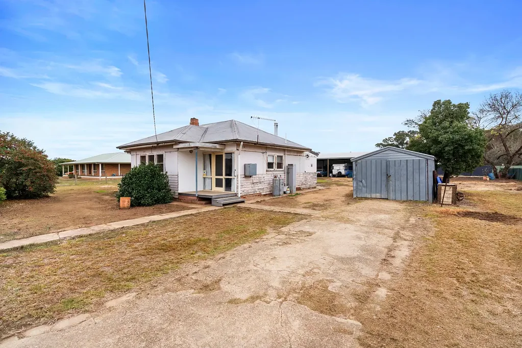 The Rock 2 Bedroom In Need of Some Love – A Hidden Gem with Huge Potential!