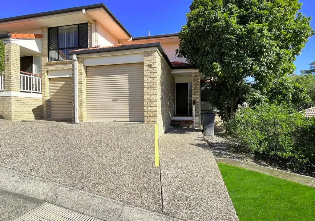GENEROUS TOWNHOUSE IN AN UNBEATABLE LOCATION