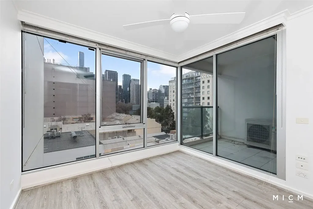Spacious apartment located in the heart of West Melbourne