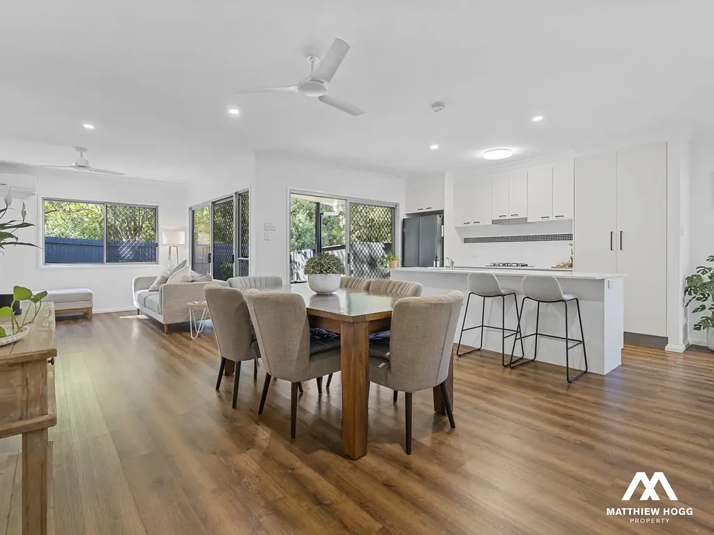Manly West 3ห้องนอน Stunning Townhouse with a Private but Leafy Outlook in “The Range”
