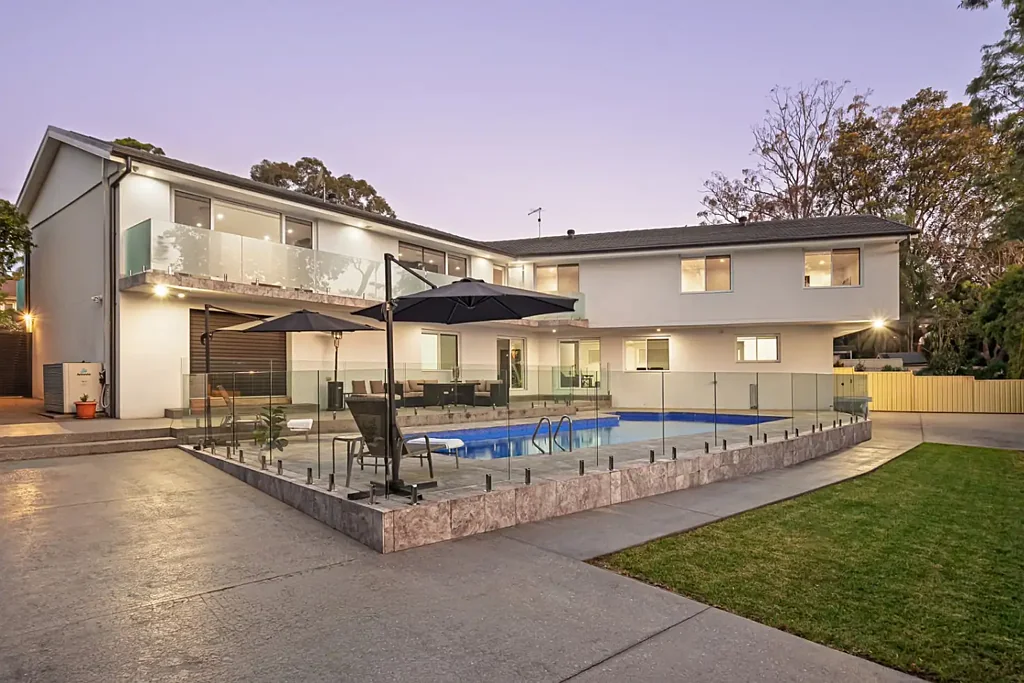 Baulkham Hills 6房 现代奢华双层  六间宽敞卧室  主卧套间带步入式衣帽间  开放式美食厨房  无边框泳池  低维护花园  步行至Grove Square  顶尖学校环绕  交通便捷 Virtually New - Full Brick with Potential In-Law Accommodation