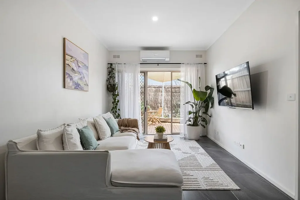 Templestowe 2房 步行村中心 咖啡馆超市 铺砌庭院 底楼便利 安全停车位 自然光充足 开放式布局 两卧带柜 学区房 Ground Floor Apartment Right Opposite Templestowe Village – Effortless Living Awaits!