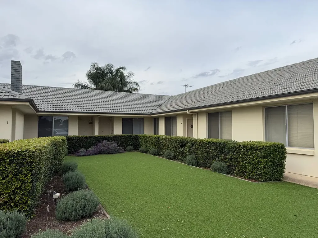 Neat and tidy 2 Bedroom Unit in Great Location