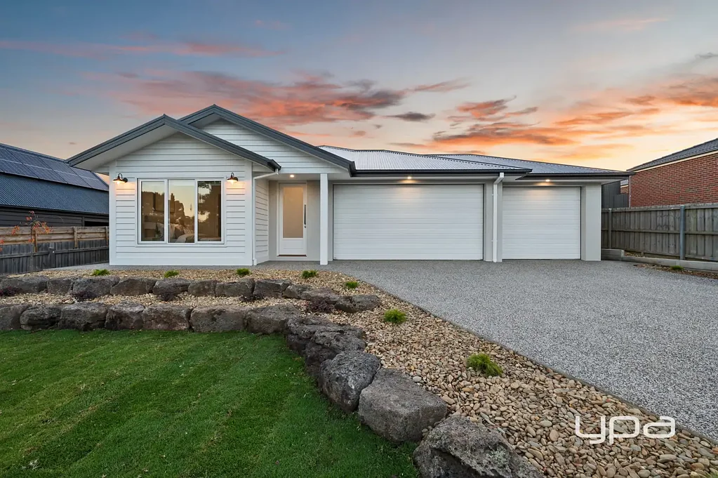 Gordon 4 Slaapkamer SOPHISTICATED BRAND-NEW HOME WITH THREE-CAR GARAGE ON A 809M² ALLOTMENT